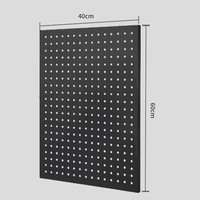 Ce panneau perforé métallique personnalisable offre un rangement d'outils et une organisation des pièces pour les ateliers de fabrication de matériel.