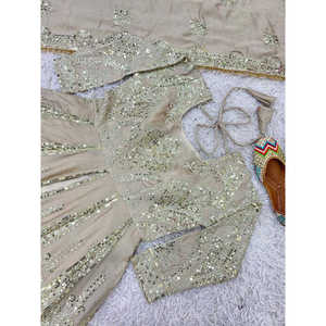 Vestido de Diseñador Hecho a Mano con Corte en A, Lehenga y Dupatta, Cintura Imperio, para un Look Festivo - Product Image 3