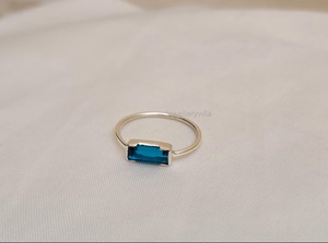 Anillo de Plata de Ley 925 con Baño de Oro y Diamante Baguette, Piedra Natal, Regalo de Aniversario, Minimalista, Gema Verde, Certificado IGI - Product Image 4