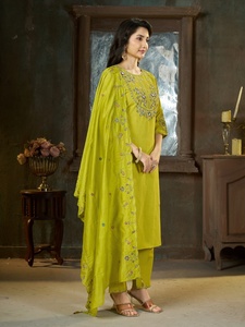 Kurti, pantalon et dupatta en soie pour femmes, d'excellente qualité, pour les mariages et les fêtes, provenant d'un fournisseur et exportateur indien. - Product Image 2
