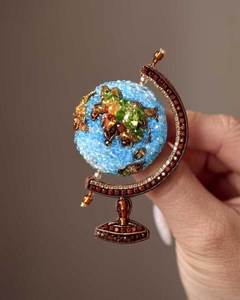 Broche unique faite à la main et brodée avec des détails perlés, épingle décorative pour vêtements et accessoires - Product Image 4