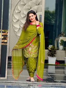 Conjunto de Salwar Kameez de Georgette Verde Bordado, Vestido Tradicional Indio Pakistaní para Mujer con Dupatta para Bodas y Fiestas - Product Image 1