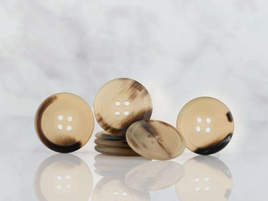 Bouton en corne de buffle de forme ronde pour la couture de vêtements haut de gamme, la confection et la décoration de vêtements. - Product Image 1