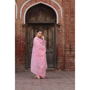 Conjunto de Kurta, Dupatta y Pantalón Tradicional Safa Más Vendido para Mujer, con Colores Vibrantes y Comodidad Durante Todo el Día, Disponible para la Venta - Product Image 3