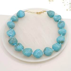 Collier moderne en résine fait main, accessoire de mode, pendentif bohème en résine pour un style quotidien, collier de luxe en résine avec motif abstrait - Product Image 3