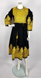 Vestido largo tradicional afgano con vibrante bordado de mosaico, falda acampanada de longitud completa y detalles con efecto espejo. - Product Image 2