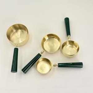 Tazas medidoras de acero inoxidable de alta calidad con revestimiento PVD dorado y mango de resina, aptas para lavavajillas, ecológicas, al por mayor, con MOQ bajo. - Product Image 3