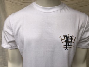 เสื้อยืดแขนสั้นสีขาวสำหรับผู้ชาย คอกลม ทรงปกติ พิมพ์ลายโลโก้ตัวอักษรสีทอง สวมใส่สบายๆ - Product Image 6