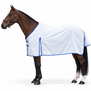 Couverture classique pour cheval en ripstop blanc carré avec bordure bleue et protection de soufflet |   Harnais standard pour chevaux avec double sangle de poitrine et épaulettes - Product Image 1