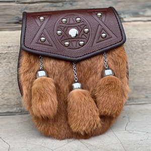 VENTE CHAUDE - Sporran en fourrure marron style semi-robe - Sac Sporran celtique gaufré avec 3 pompons en fourrure - Fait main sur mesure - Product Image 1