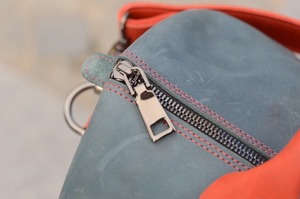 กระเป๋าเดินทางหนังแท้สไตล์วินเทจ สั่งซื้อจำนวนมาก กระเป๋าแบบดัฟเฟิลสำหรับวันหยุดสุดสัปดาห์ ความจุขนาดใหญ่ พกพาสะดวก กระเป๋าถือขึ้นเครื่องบิน MOQ ต่ำ รุ่น LDB-0326 พร้อมซิป - Product Image 5