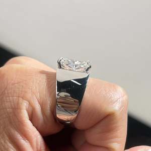 Anillo de Compromiso Geométrico Unisex con Moissanita Corte Princesa, Chapado en Oro Amarillo Romántico sobre Plata 925 con Engaste de Bisel - Product Image 3