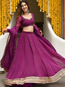 Ensemble Lehenga Choli en Georgette Violette avec Imprimé Leheriya et Bordure Zari, Semi-Couture, Tenue Ethnique pour Mariage et Fêtes - Product Image 2