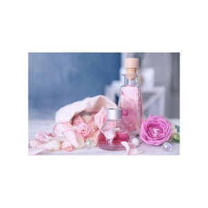 Huile essentielle de rose rose dans une bouteille en verre avec pétales de fleurs et bouquet de roses - Product Image 1