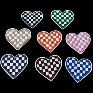 Patchs brodés miniatures en forme de cœur, design OEM, motifs carreaux rose, vert, noir, orange, pour casquettes de camionneur et vêtements 2026 - Product Image 1