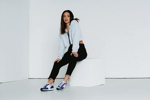 Ensemble décontracté pour femme : sweat à capuche court gris clair, jean skinny noir, baskets bleues et blanches - Product Image 6
