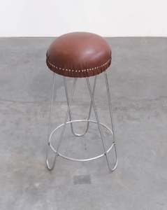 Taburete de Bar Moderno de Cuero Marrón, Directo de Fábrica, Asiento Redondo Acolchado, Silla Alta para Mostrador, Patas de Horquilla Plateadas - Product Image 1