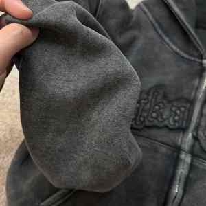 เสื้อครอปฮู้ดดี้ปักลายแบบสั่งทำพิเศษ ล้างสีแบบแอซิดวอช สไตล์สตรีทแวร์ ซิปหน้า - Product Image 2