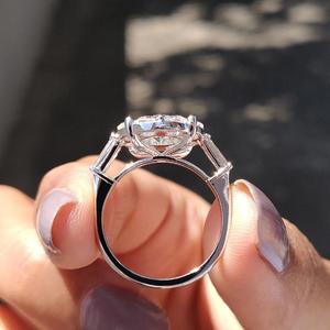 Anillo de compromiso de oro macizo con halo de diamantes de corte redondo y piedras laterales de baguette cónicas, anillo nupcial de lujo con diamante cultivado en laboratorio - Product Image 2