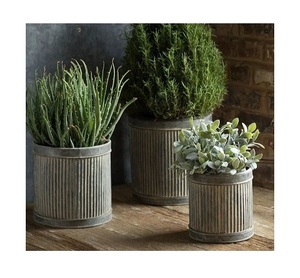 Pot de fleurs en métal de style vintage avec finition antique pour la décoration intérieure et extérieure et les travaux de jardinage - Product Image 2