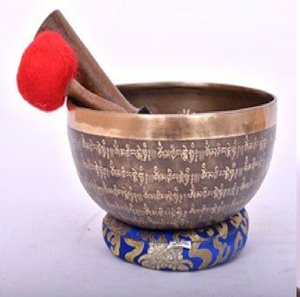 Cuenco tibetano martillado a mano con grabados de escritura, mazo y cojín con diseño azul. Disponible a precios de mayorista. - Product Image 1