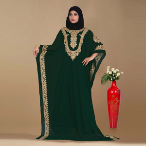 Kaftan modeste en mousseline brodée avec une encolure avant ornée, des bordures latérales détaillées, silhouette drapée longue jusqu'au sol pour les occasions de l'Aïd - Product Image 1
