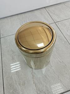 Poubelle minimaliste dorée finition miroir, idéale pour salle de bain, restaurant, hôtel, chambre d'hôtes et zone de table à manger, fabriquée en Inde - Product Image 4