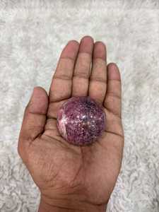 Sphère de cristal de rhodonite aux tons rose rosé, veinage minéral foncé, finition polie arrondie, texture distinctive et élégante - Product Image 4