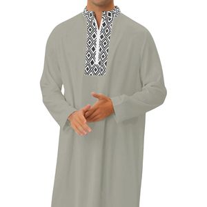 Túnica Geométrica Gris Oliva con Bordado, Tela Fresca Rica en Algodón, Tacto Suave, Estilo Tradicional de Oriente Medio, Prenda Informal para Hombre - Product Image 3