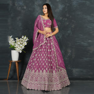 Lehenga Choli de Seda Crujiente |   Exquisito Tapete Decorativo con Hilo Intrincado |   Borde Bordado con Volantes Decorativos |   Conjunto coordinado de blusa y dupatta - Product Image 4