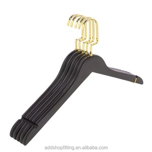 Cintre de luxe robuste en bois à un seul niveau avec logo personnalisé pour costumes, manteaux et vêtements, idéal pour hôtels, motels et auberges. - Product Image 3