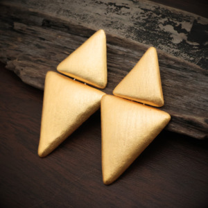 Boucles d'oreilles géométriques triangulaires plaquées or mat, bijoux minimalistes à la mode pour femmes - Bijoux plaqués or mat - Cadeau pour elle - Product Image 2