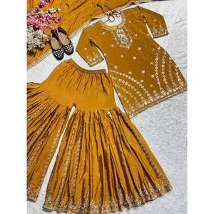 Ensemble de costume pour femme de créateur avec bordure fantaisie en dentelle et broderie rehaussée par des détails élégants en dentelle et broderie - Product Image 3