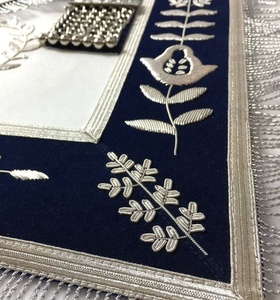 Collar de cadena Past Master Blue Lodge - Insignia de lujo para coser con base azul y pedrería plateada - Product Image 4