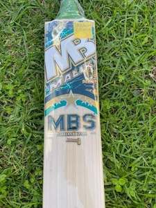 ไม้คริกเก็ต MB Malik MBS Players Edition สีเขียว ลายวิลโลว์อังกฤษ น้ำหนักเบา ทนทาน สไตล์คลาสสิก พร้อมปลอกไม้ - Product Image 3