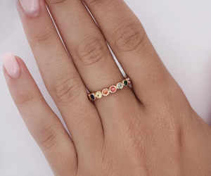 Anillo de Eternidad Moderno de Oro de 10K con Circonitas Cúbicas Creadas en Laboratorio, Engastadas en Bisel con Piedras Redondas en Colores Arcoíris, Unisex, para Uso Diario - Product Image 4