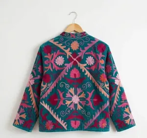 Chaqueta bordada verde azulado hecha a mano para mujer, de terciopelo y algodón premium, con estampado floral vintage Suzani y bordados, abrigo corto. - Product Image 3