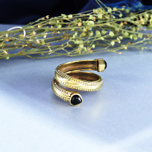 Anillo Serpiente de Ónix |   Anillo Ajustable de Latón Chapado en Oro de 18K, Estilo Bohemio - Product Image 4