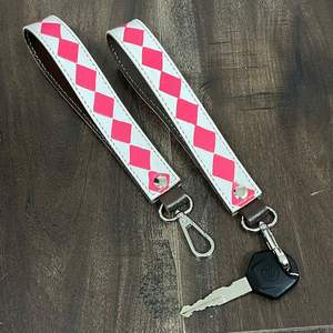 Porte-clés en cuir de vachette fait main personnalisé OEM avec bracelet de poignet et lanière colorée tendance ornée de diamants - Product Image 5