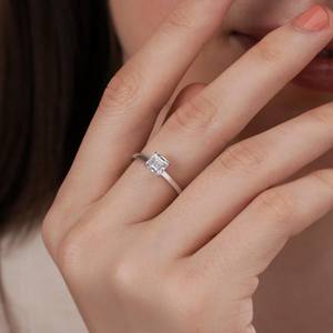 Bague solitaire élégante en diamant de laboratoire taille Asscher, VVS2, certifiée IGI, en or massif 14 carats, pour fiançailles ou promesse - Product Image 1