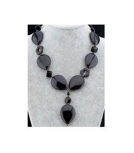 Collar con Colgante de Resina Transparente Minimalista APEX ALIGN con Hoja de Oro, Joyería Hecha a Mano, Regalo para Mujer de la Mejor Calidad - Product Image 3