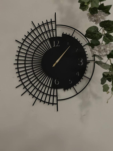 Reloj de Pared Metálico Moderno con Diseño de Medio Sol, Reloj Redondo Asimétrico de Diseño, Reloj Decorativo Negro con Números Romanos, Reloj de Pared Contemporáneo - Product Image 3