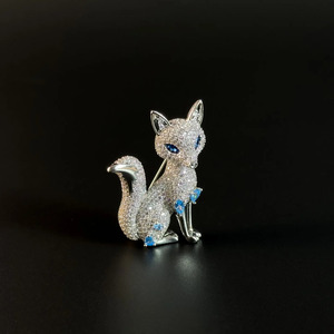 Broche de luxe en forme de renard en métal argenté avec diamant Moissanite – Élégant bijou en cristal pour homme et femme - Product Image 5