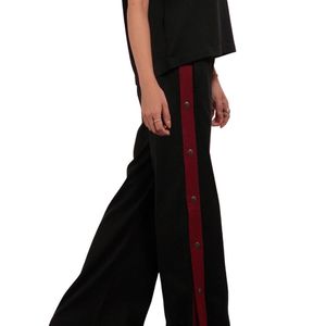 Ensemble de détente deux pièces noir pour femme, haut à manches courtes et pantalon large avec rayures latérales bordeaux, vêtements de sport décontractés, fabrication OEM personnalisée - Product Image 6