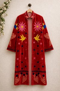 Impresionante Abrigo Largo de Terciopelo Rojo Premium para Mujer, Chaqueta Bordada con Diseño Floral y de Aves, Estilo Boho Chic, Abrigo de Lujo para Dama - Product Image 2