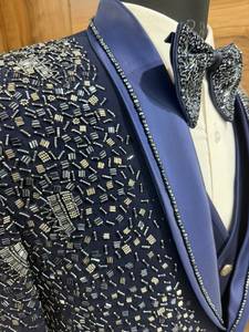 Costume de smoking pour homme grande taille, respirant, bleu marine, brodé de sequins, en viscose, avec revers châle et gilet - Product Image 5