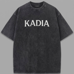 เสื้อยืดคอกลมทรงหลวมพิมพ์ลายสกรีนด้านหน้าผ้าคอตตอนหนานุ่มแบบดรอปโชลเดอร์สำหรับผู้ชายและผู้หญิง - Product Image 1