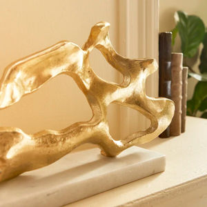 Escultura Abstracta de Alta Gama con Ondas Doradas sobre Base de Mármol Blanco, Decoración Artística Moderna para Mesa, Hogar u Oficina, Escultura de Aluminio - Product Image 4