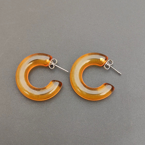 Pendientes de Resina en Forma de C, Color Ámbar, Aros de Plástico, Diseño Exquisito - Product Image 1