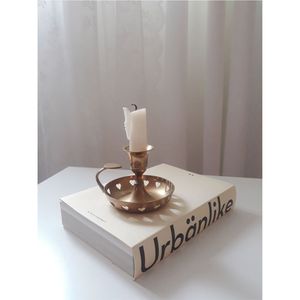 Chandelier de luxe en métal doré, finition laiton antique, support pour bougies coniques avec détail cœur, pour centre de table de mariage et événements, vente en gros - Product Image 1